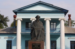 Памятник Далю в Луганске