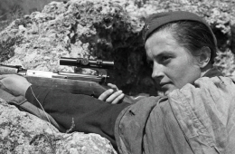 Людмила Павличенко — знаменитая женщина-снайпер, которая прославилась во время обороны Севастополя и Одессы.